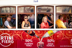 Lissabon_Menschen_in_der_Strassenbahn